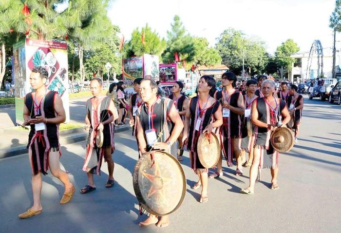 Biểu diễn cồng chiêng ở Festival Văn hóa cồng chiêng Tây Nguyên tại Gia Lai