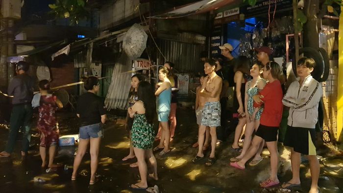 Nhiều người dân có 1 phen hoảng sợ lúc rạng sáng. Ảnh: CHÍ THẠCH