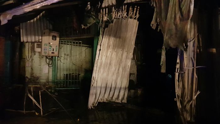 Dãy trọ nơi ngọn lửa bùng cháy khiến nhiều người mắc kẹt. Ảnh: CHÍ THẠCH 