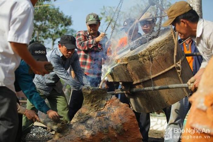 Các nghệ nhân rót đồng đúc tượng. Ảnh: Hồng Ân
