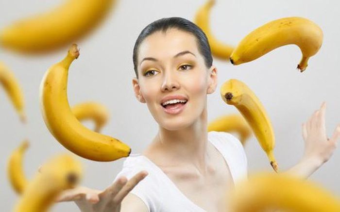 Chuối chín tự nhiên thường có màu vàng đậm, trên vỏ đôi khi có những lốm đốm màu đen, sờ không nhẵn. Chuối chín bằng thuốc có vỏ vàng tươi, bắt mắt hơn, vỏ chuối căng mịn như lúc còn xanh. Ảnh minh họa: Internet