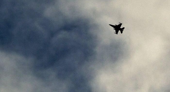 Máy bay quân sự của liên quân do Mỹ dẫn đầu không kích các mục tiêu ở miền Đông Syria. (Ảnh: AP)