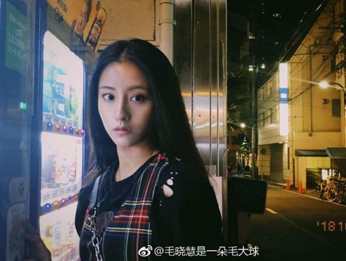 Người đẹp Ninh Ba, Chiết Giang còn được biết đến với biệt danh "hot girl bóng rổ", từng làm người mẫu chụp hình quảng cáo cho các shop đồ online.