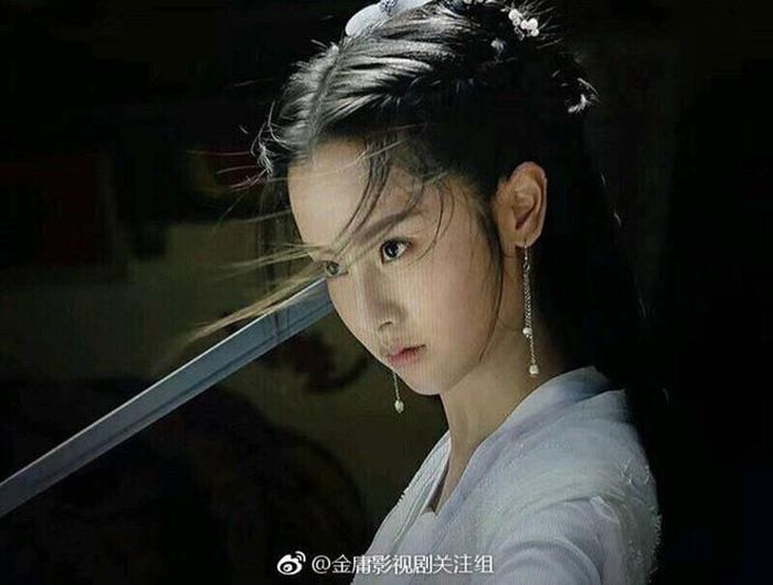 Được biết, nhân vật chính Tiểu Long Nữ do Mao Hiểu Tuệ đóng. Cô gái sinh năm 1996, tốt nghiệp Học viện Hí kịch Thượng Hải (khoa diễn xuất). Mao Hiểu Tuệ được ca ngợi đẹp ngang ngửa Lưu Diệc Phi nhưng trong poster cô lại bị dìm hàng quá đáng khiến phần mũi không cân xứng với khuôn mặt.