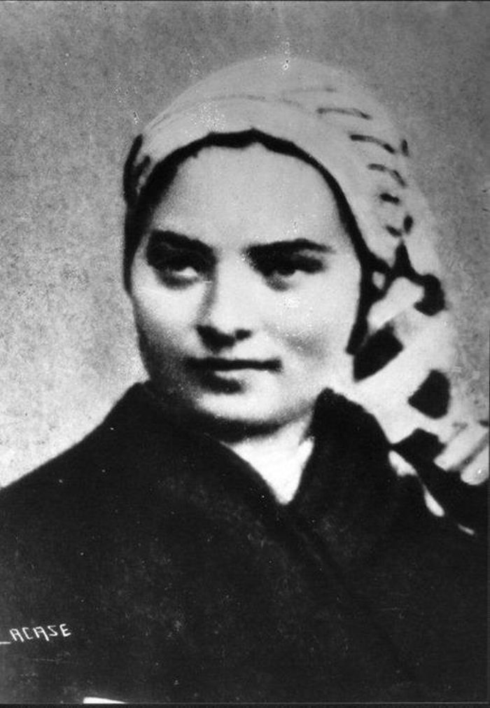Chính vì vậy, bà quyết định theo con đường tu nghiệp ở tu viện Notre Dame và theo dòng thánh Gildard.