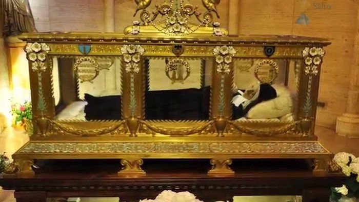 Kể từ đó, bà luôn tích cực tham gia các hoạt động xã hội, trong đó có làm công việc y tá để giúp đỡ người bệnh dù bản thân cũng hay đau ốm.