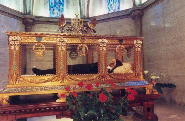 Thánh Bernadette có tên thật là Marie Bernarde Soubirous. Sinh tại Lourdes, Pháp ngày 7/1/1844, Thánh Bernadette là con gái của một thợ cối xay.