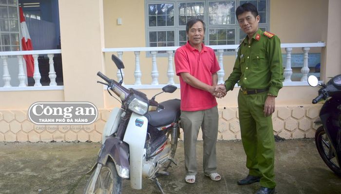 Đại diện CATX An Khê trao trả xe máy bị mất cắp cho người dân.
