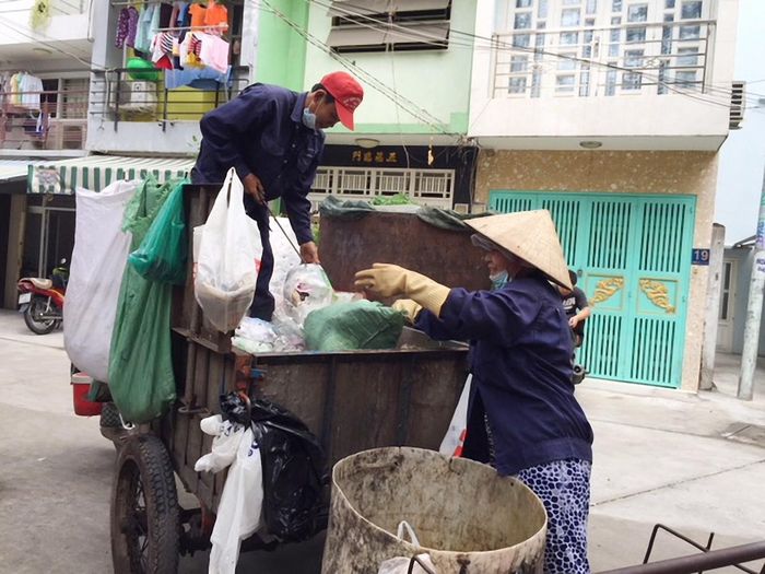 Sự chưa chuẩn hóa phương tiện thu gom rác, nhất là hệ thống rác dân lập, là nguyên nhân chính dẫn đến việc phân loại rác tại nguồn gặp nhiều khó khăn. (Trong ảnh: Thu gom rác bằng xe thô sơ). Ảnh: THÁI PHƯƠNG
