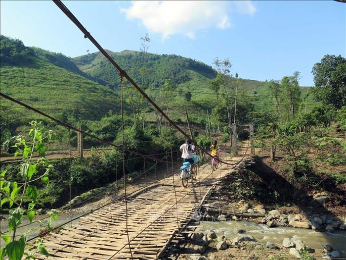 Cầu treo dân sinh tại xã Chiềng Khoong, huyện Sông Mã. Ảnh: Hữu Quyết/TTXVN