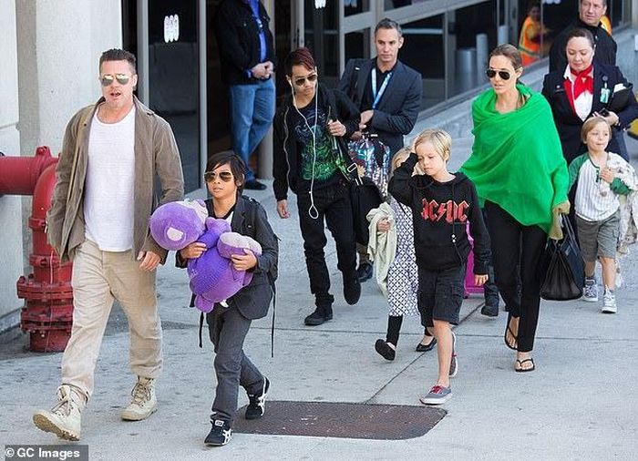 Gia đình Brad Pitt và Angelina Jolie thời còn hạnh phúc. 