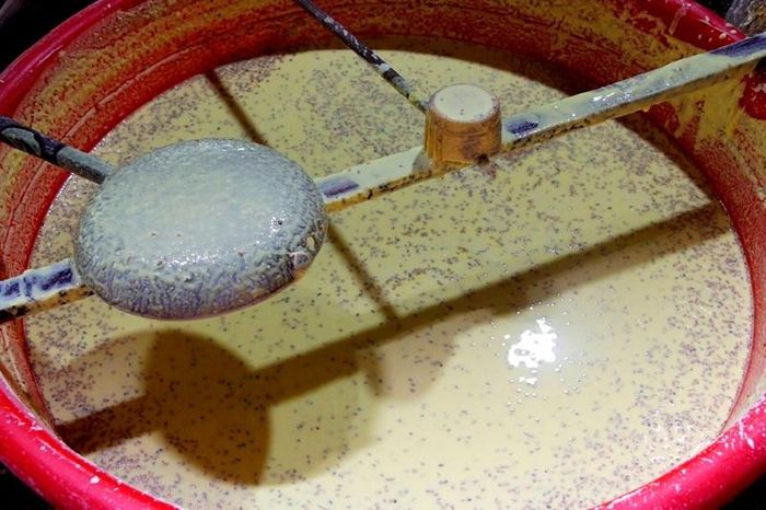  Bột gạo, bột lọc và mè đen làm bánh là hỗn hợp nguyên liệu chính
