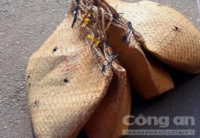 Bốn con gà đá đang trên đường vận chuyển ra huyện đảo Phú Quốc.