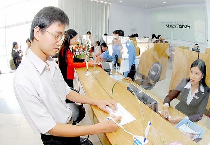 Giao dịch kiều hối tại ngân hàng. Ảnh: CAO THĂNG