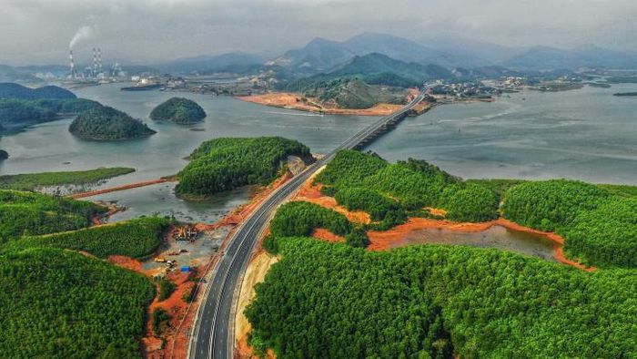 Tuyến cao tốc này chỉ là một trong rất nhiều công trình đang từng ngày làm thay đổi bộ mặt của Vân Đồn. Có thêm các công trình hạ tầng sẽ giúp đánh thức nơi từng là thương cảng sầm uất vùng Đông Bắc, đánh thức tiềm năng của Vân Đồn. Ảnh: Quang Toàn/BNEWS/TTXVN