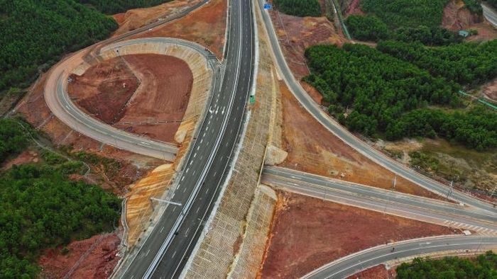 Dự án có chiều dài gần 60 km, trong đó, đoạn 53,6km từ Hạ Long - Cẩm Hải do Công ty CP BOT Biên Cương làm chủ đầu tư, từ Cẩm Hải - Vân Đồn (Km53+600 đến Km59+456) do Sở GTVT Quảng Ninh làm chủ đầu tư. Ảnh: Quang Toàn/BNEWS/TTXVN