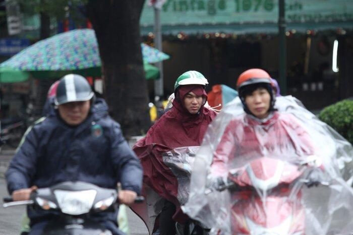  Rét mướt cộng mưa phùn khiến cái lạnh càng kinh khủng hơn.