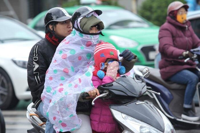  Trong cái rét cắt da, cắt thịt thì cách đơn giản nhất là mặc cho mình thật nhiều quần áo đặc biệt là khi ra ngoài.