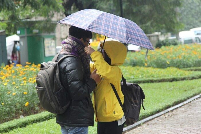  Chiếc khăn ấm như xua tan giá lạnh của cặp đôi.