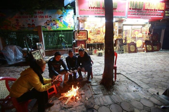 Đây là hình ảnh phổ biến ở đường phố Hà Nội trong những đêm rét khủng khiếp này.