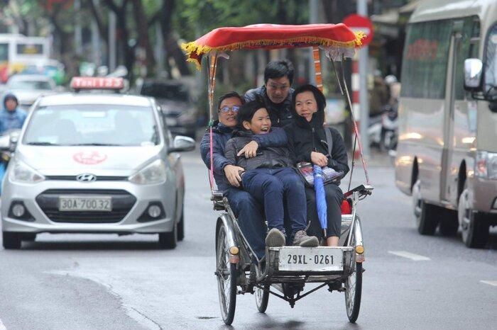  Nụ cười rạng rỡ hiếm hoi những ngày rét kỉ lục mà ta bắt gặp trên đường phố.