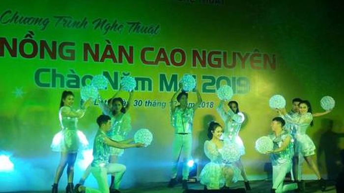 Chương trình ca nhạc Nồng nàn Cao nguyên chào đón năm mới diễn ra liên tục nhiều ngày phục vụ khách du lịch tại quảng trường Lâm Viên