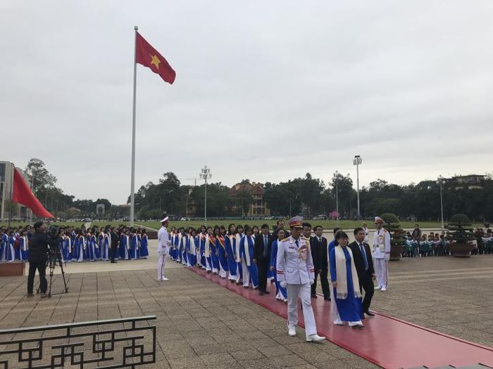 Đoàn Cán bộ công nhân viên lao động Tổng công ty May 10 vào Lăng viếng Bác Hồ. Ảnh:Hằng Trần/BNEWS/TTXVN