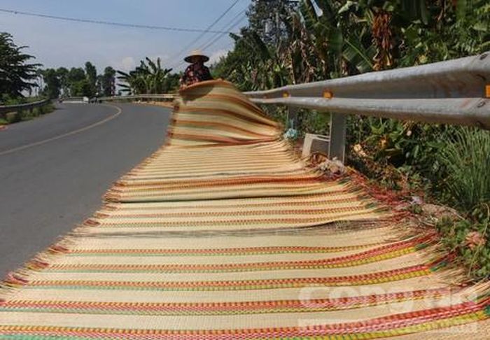 Chiếu được phơi thật khô để hoàn thiện công đoạn cuối cùng.