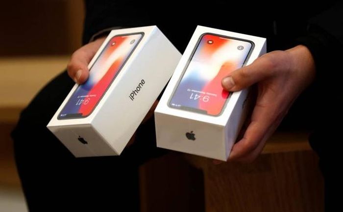 Với nhiều người dùng, iPhone X và các thế hệ mới hơn không tạo ra quá nhiều khác biệt so với những chiếc iPhone đời cũ. Ảnh: The Japan Times.