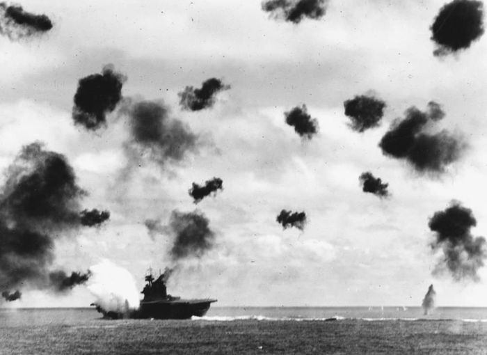 Trước đó, vào tháng 6/1942 quân Mỹ đã tiến hành trận Midway và đập tan toàn bộ hạm đội Thái Bình Dương của Nhật. Chiến thắng ở Midway với việc xé nát hải quân Nhật được xem là trận thắng quan trọng nhất của Mỹ ở Thái Bình Dương. Nguồn ảnh: Worldatlas.