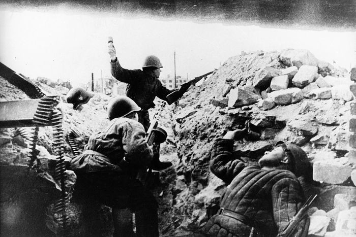 Kéo dài từ tháng 8/1942 tới tháng 2/1943, chiến dịch Stalingrad được xem là một trong những trận chiến thắng quan trọng nhất của Liên Xô trong thế chiến hai. Với việc bao vây và tiêu diệt được một tập đoàn quân Đức tại Stalingrad, Liên Xô đã chính thức lần đầu tiên chuyển từ thế phòng thủ bị động sang thế tấn công. Nguồn ảnh: Worldatlas.
