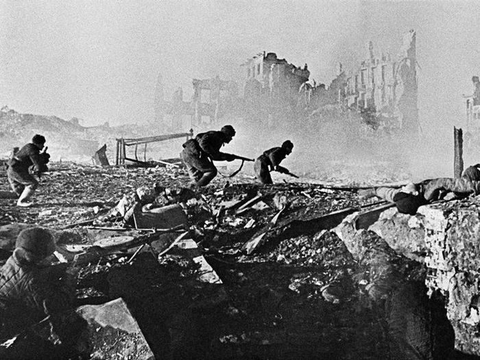 Với người Đức, sau thất bại ê chề ở trận Stalingrad quân Đức đã chính thức không bao giờ sờ tay được vào vùng đất đầy dầu mỏ của Liên Xô ở khu vực biển Đen và cũng kể từ giờ phút này, quân Đức buộc phải rút lui dần trên mọi trận tuyến ở mặt trận phía Đông trước sức ép phản công của Liên Xô. Nguồn ảnh: Worldatlas.