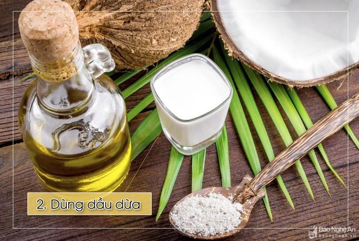 Rửa sạch đôi chân của mình rồi thoa dầu dừa lên gót chân, đi một đôi tất sạch rồi lên giường đi ngủ, buổi sáng thức dậy, rửa sạch đôi chân với nước ấm.