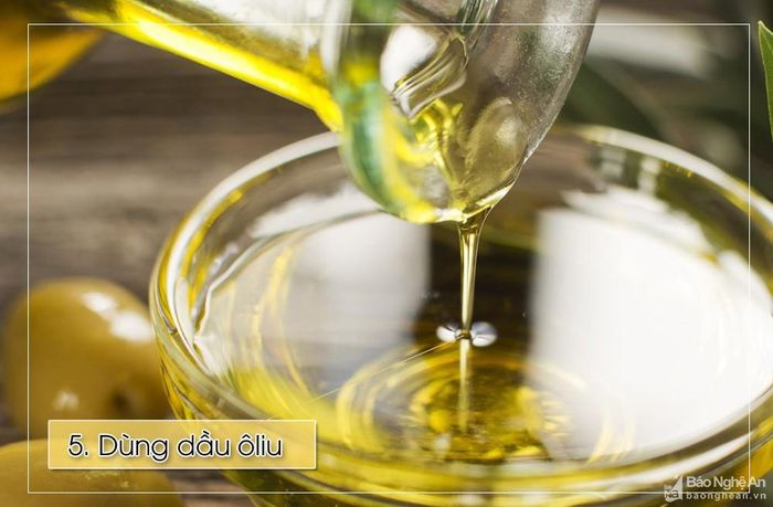 Thoa dầu ô liu vào gót chân trước khi đi ngủ và đi thêm đôi tất mỏng để da thẩm thấu hoàn toàn dầu ô liu. Bởi dầu ô liu có tác dụng dưỡng ẩm và làm mềm mịn da rất tốt.