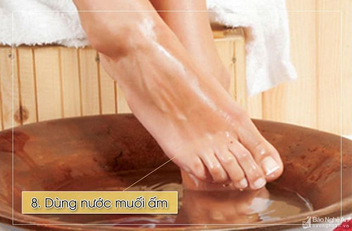 Muối có tác dụng làm mềm da, diệt khuẩn. Ngâm chân trong 1 chậu nước muối ấm giúp thư giãn và làm mềm da, tẩy tế bào chết, tránh nguy cơ da khô nứt nẻ và bong tróc.