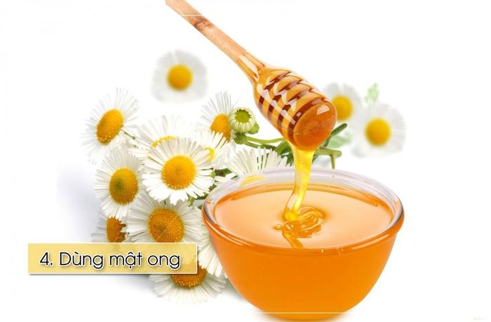 Mật ong có tác dụng dưỡng ẩm và kháng khuẩn rất tốt. Hòa một chén mật ong vào chậu nước ấm. Kỳ cọ đôi bàn chân thật nhẹ nhàng trong vòng 10 phút.