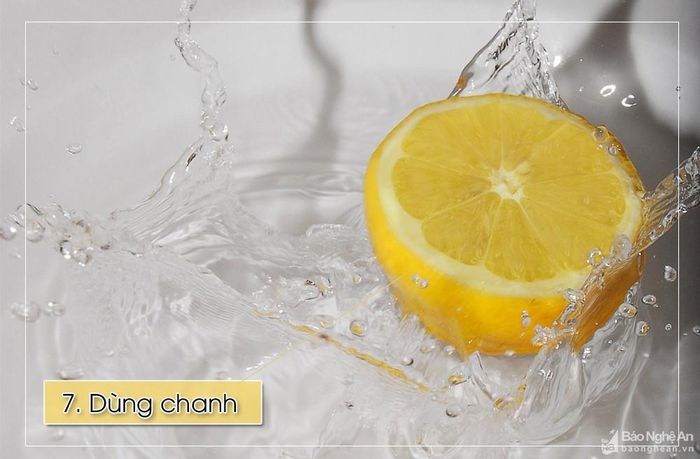 Axit trong chanh sẽ loại bỏ vùng da chết, tái sinh làn da mới. Pha nước cốt chanh với 1 chậu nước ấm, ngâm chân 15 phút, sau đó rửa với nước sạch da sẽ được dưỡng ẩm và sáng mịn hơn.