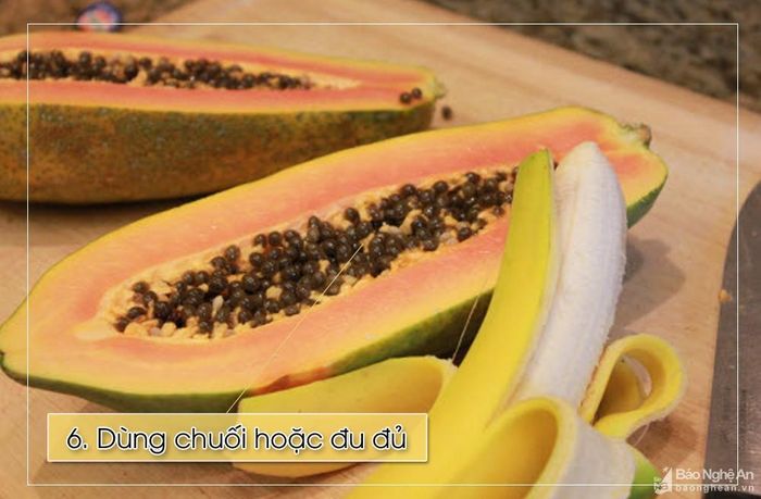 Hai loại quả chứa rất nhiều vitamin, giữ ẩm tốt. Nghiền 1 quả chuối chín hoặc 1 miếng đu đủ chin, hàng ngày đắp lên gót chân nứt nẻ 10 - 15 phút, rồi rửa sạch với nước ấm.