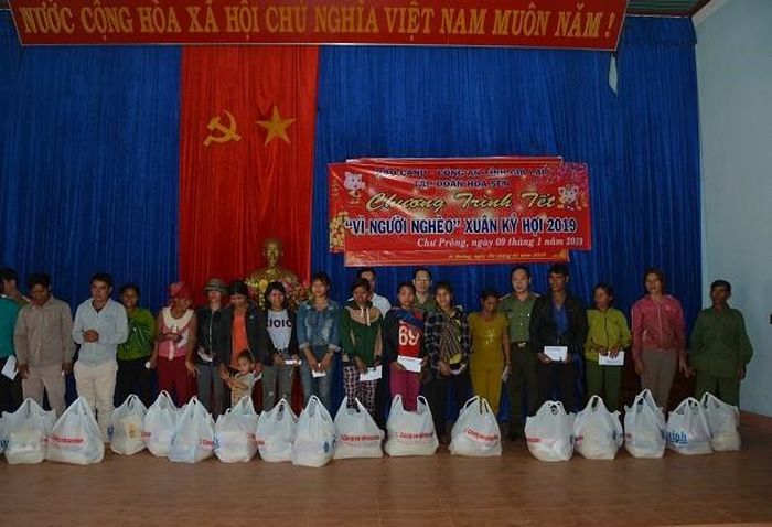 Bà con nghèo nhận quà Tết sớm