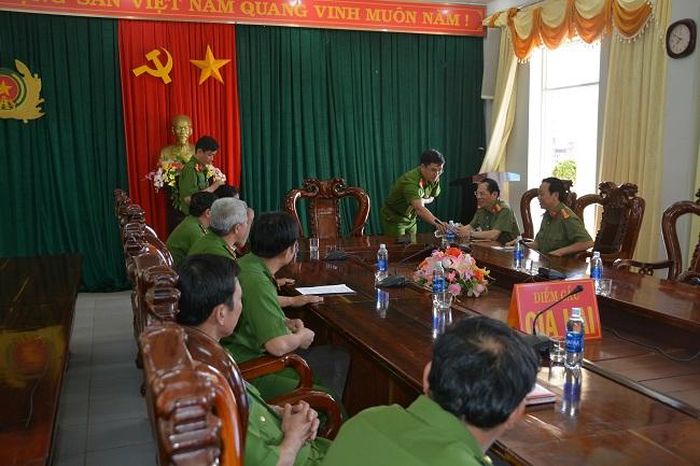 Đoàn công tác Báo CAND thăm và chúc Tết Trung đoàn Cảnh sát cơ động Tây Nguyên