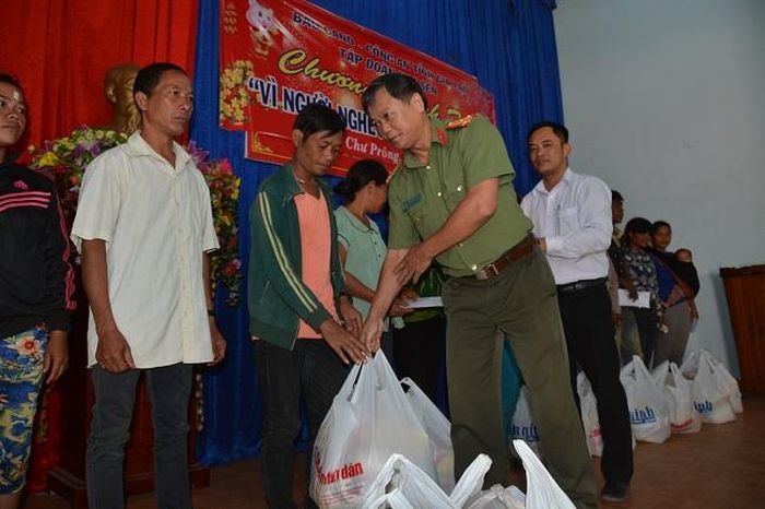 Lãnh đạo Công an huyện Chư Prông trao quà Tết cho bà con nghèo