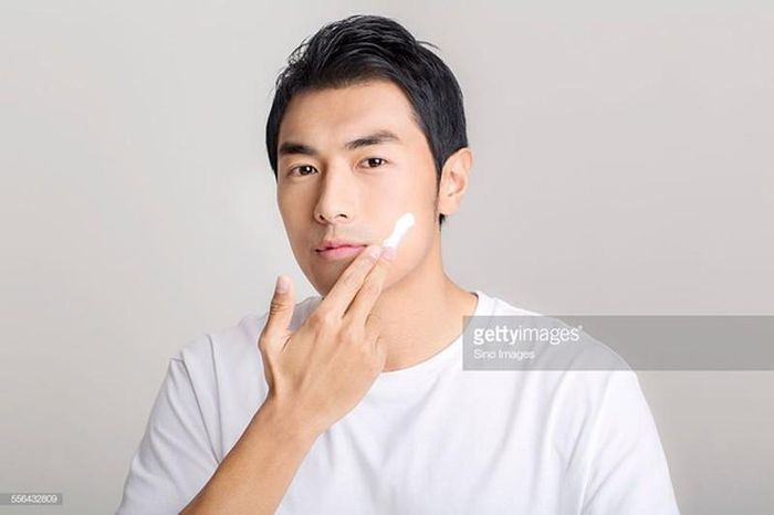 Việc nam giới dưỡng da là điều hết sức bình thường ở Hàn Quốc. Ảnh: Sino/ Getty. 