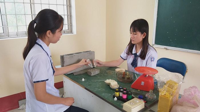 Yến Thu và Kim Ngân đã trải qua nhiều thất bại mới chế tạo thành công “sơn” chống thấm - Ảnh: Kim Hà.