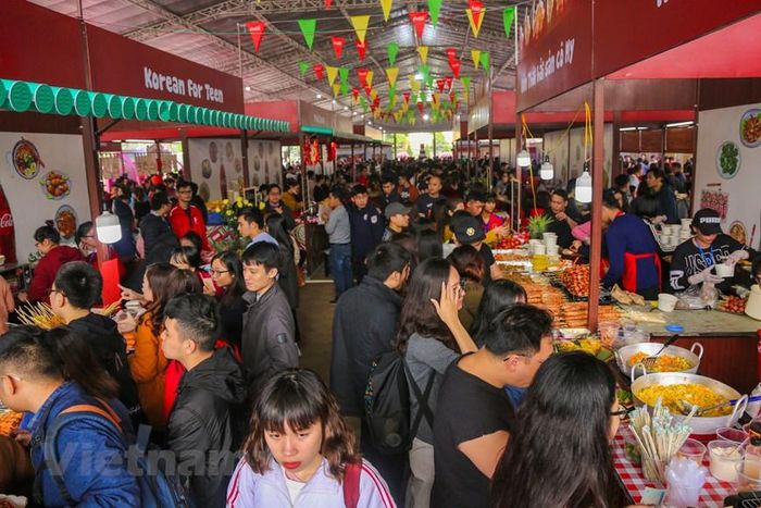 Với chủ đề 'Vi vu ẩm thực châu Á', lễ hội sẽ quy tụ 34 quán ăn của các nước Nhật Bản, Hàn Quốc, Thái Lan, Việt Nam. (Ảnh: Minh Sơn/Vietnam+)
