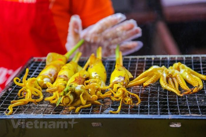 Sự kiện còn là cơ hội để các doanh nghiệp kinh doanh dịch vụ ăn uống trên địa bàn thủ đô Hà Nội giới thiệu và quảng bá các món ăn đường phố đặc sắc đến với cộng đồng. (Ảnh: Minh Sơn/Vietnam+)