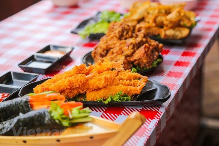 Các món ăn được trình bày bắt mắt khiến thực khác không thể không dừng chân. (Ảnh: Minh Sơn/Vietnam+)