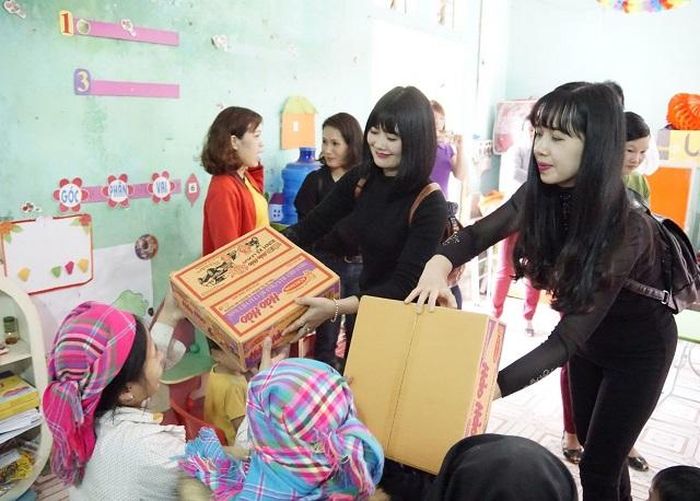 Hiệu trưởng trường mầm non Hoa Hồng Doãn Thanh Phương trao tận tay những món quà nhân ái