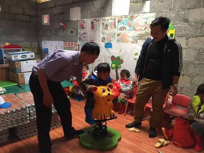 Trẻ em vùng cao thích thú với đồ chơi mới.