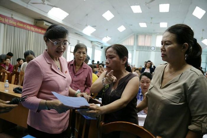 Bà Nguyễn Thị Quyết Tâm lắng nghe người dân Thủ Thiêm nêu quan điểm về Khu đô thị mới Thủ Thiêm trong một lần tiếp xúc cử tri. Ảnh: HOÀNG GIANG