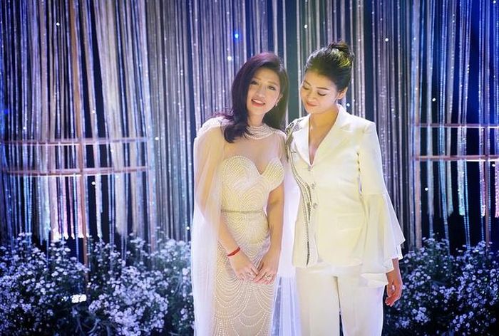 Sau 4 năm rời xa showbiz, hot girl nổi tiếng một thời đã chính thức trở thành "vợ người ta". Vân Navy cho hay chồng cô rất đặc biệt. Anh là người duy nhất nữ diễn viên gọi là "ông xã" và cũng là người cô muốn cùng đi cùng đến hết cuộc đời.